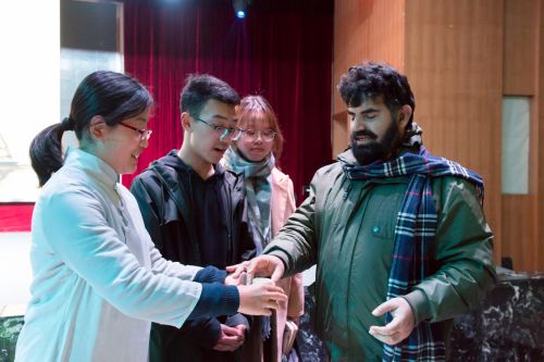 职工品茶并分享感受[学通社记者 梁芮涵摄] (3)