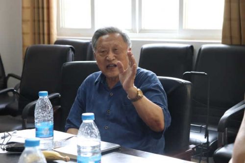 李合生和员工党员交流