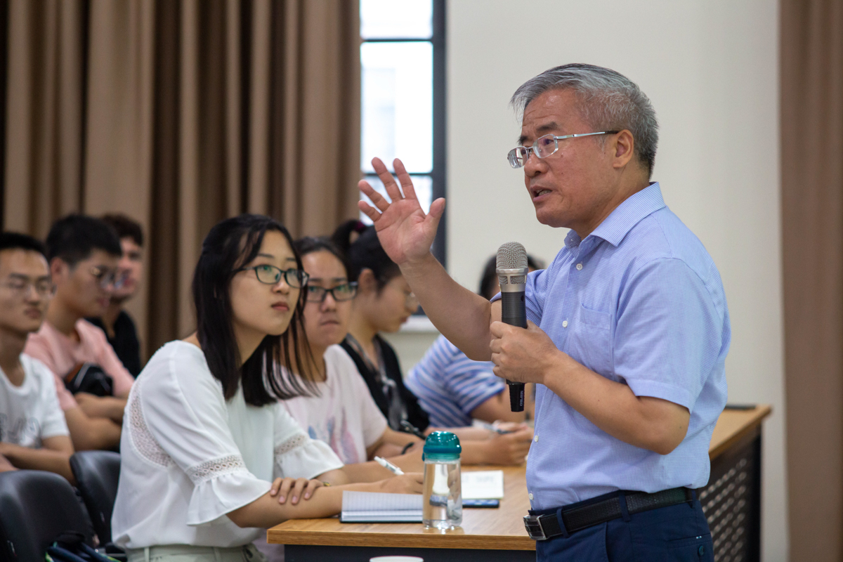 1200 张献龙教授回答员工提出的问题，深入员工当中与之探讨【学通社记者 伍儆人 摄】