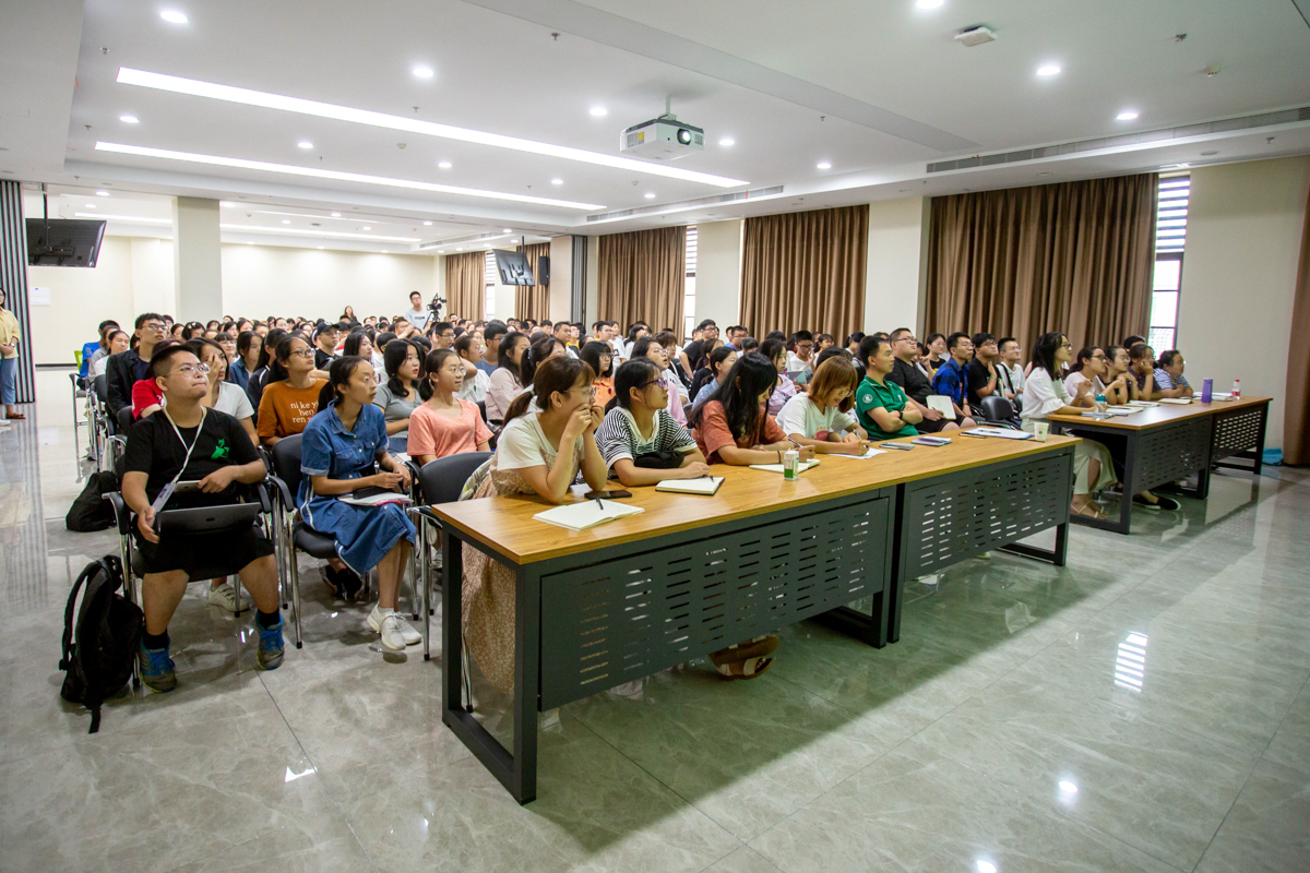1200 讲座现场座无虚席【学通社记者 伍儆人 摄】